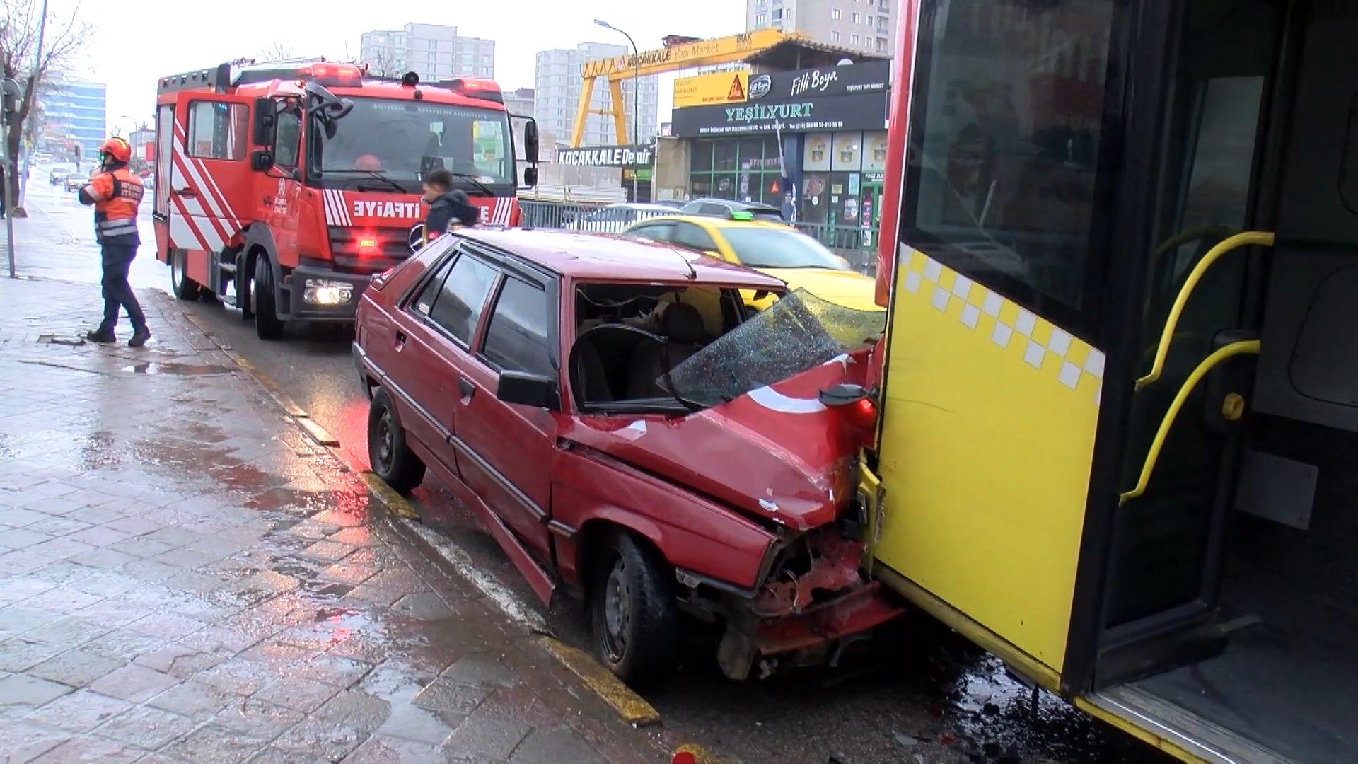 Istanbul Umraniyede Iett Otobusune Ca 1222378 363451 (1)